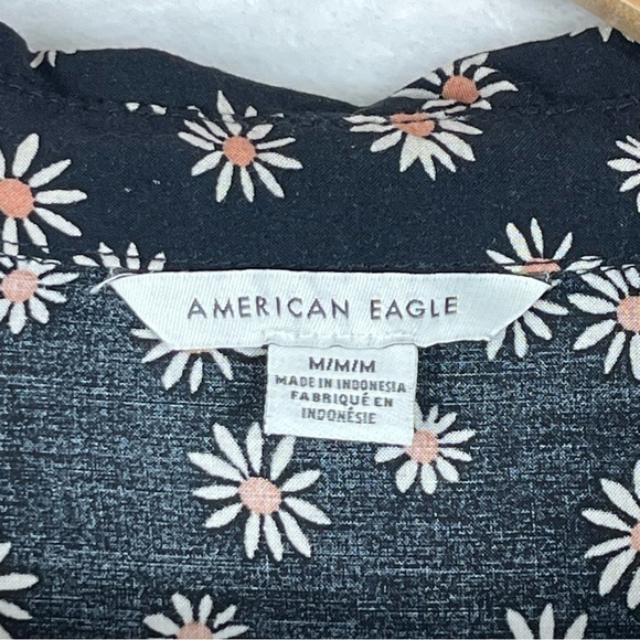 American Eagle Cropped Floral Black & Cream Button-Up Women's Blouse Size Medium - Picture 7 of 10